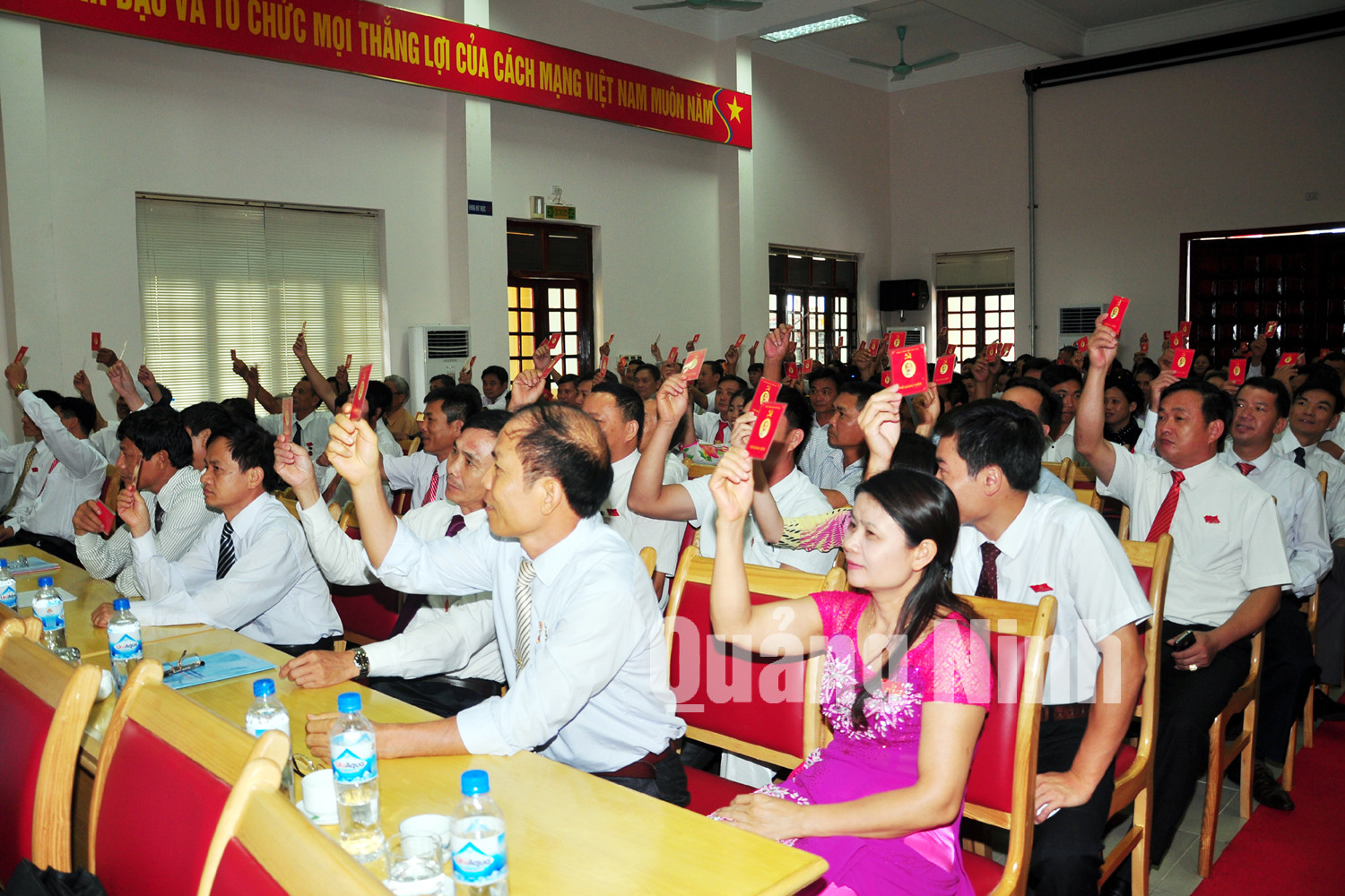 Biểu quyết thông qua Nghị quyết Đại hội Đảng bộ huyện Tiên Yên lần thứ XXIV, nhiệm kỳ 2015-2020