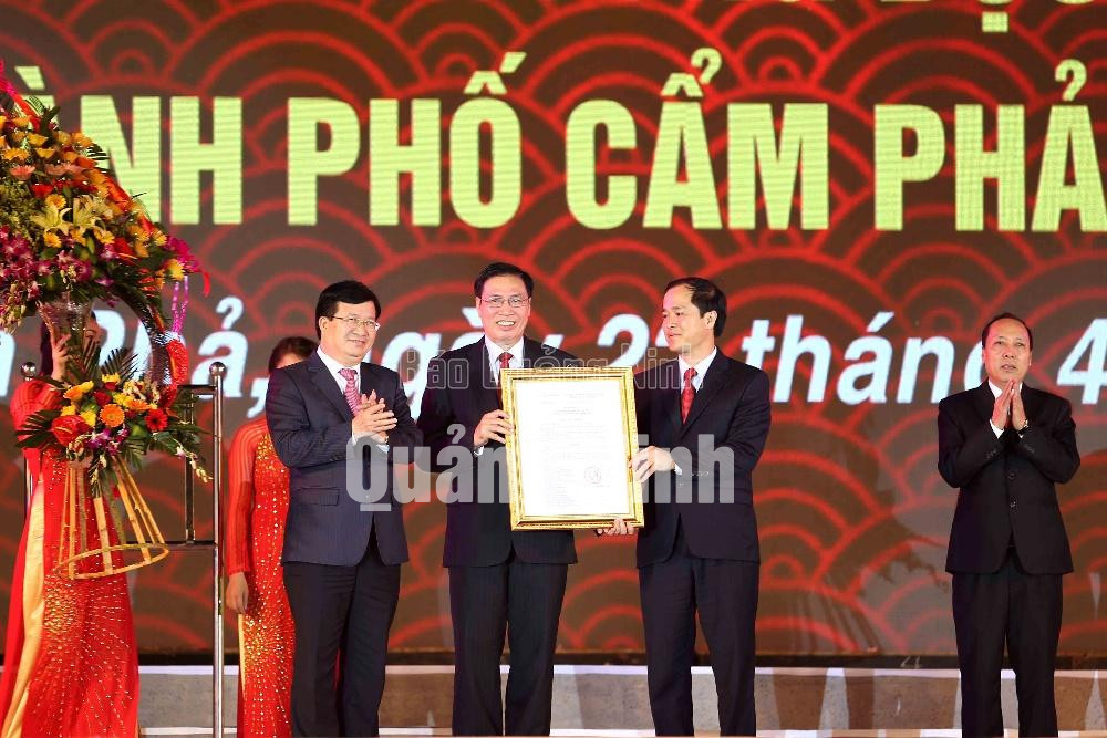 Đồng chí Trịnh Đình Dũng, Ủy viên Trung ương Đảng, Bộ trưởng Bộ Xây dựng trao quyết định của Thủ tướng Chính phủ công nhận TP Cẩm Phả là đô thị loại II trực thuộc tỉnh Quảng Ninh.