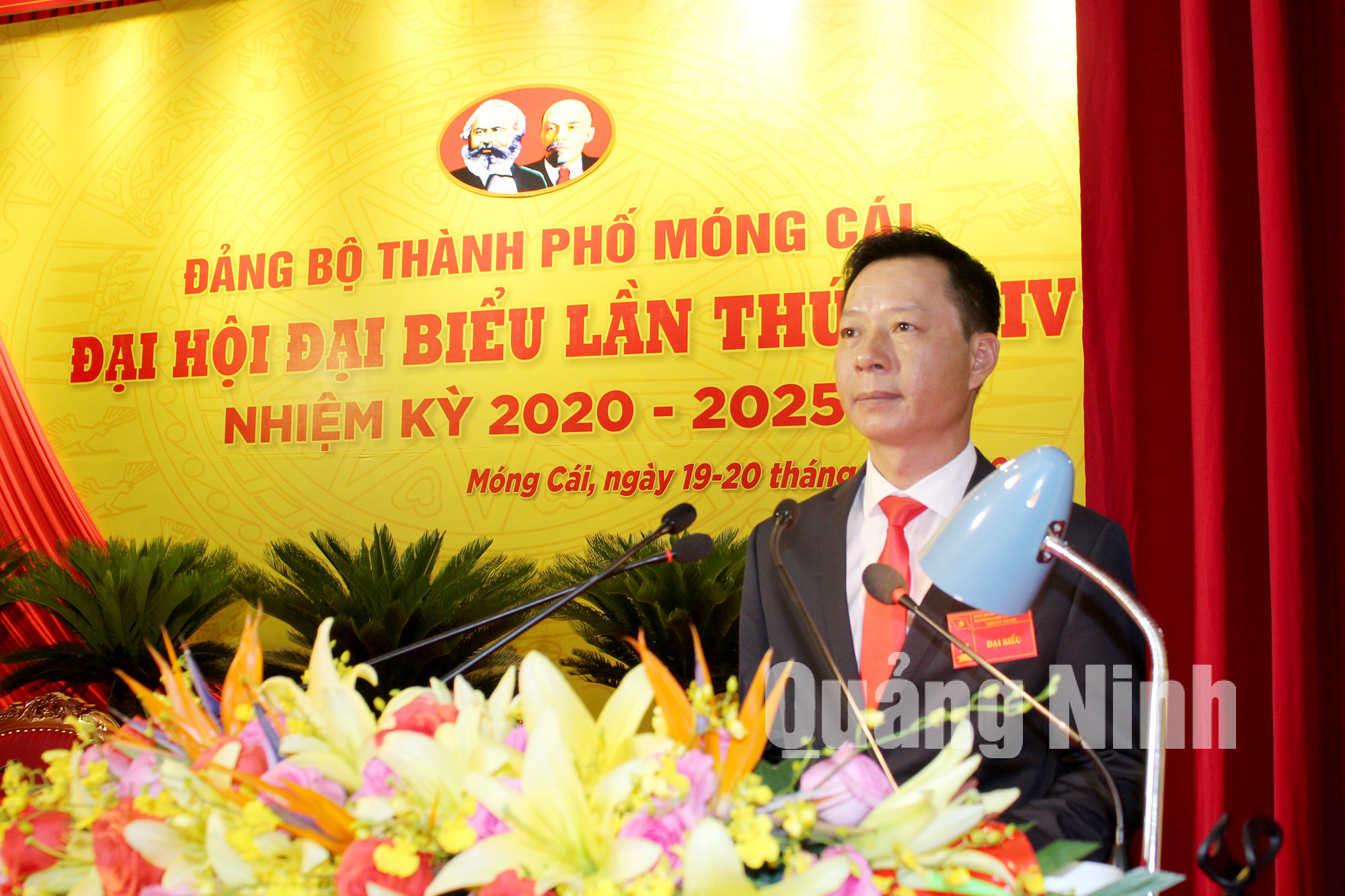 Đồng chí Lê Văn Ánh, Bí thư Thành ủy Móng Cái báo cáo chính trị tại đại hội (5-2020). Ảnh: Thu Chung