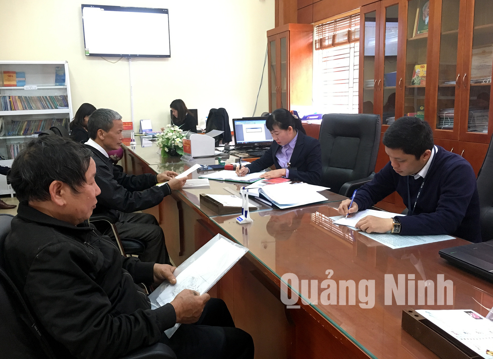 Cán bộ phường Cẩm Thủy giải quyết thủ tục hành chính cho người dân (12-2018). Ảnh: Cao Quỳnh
