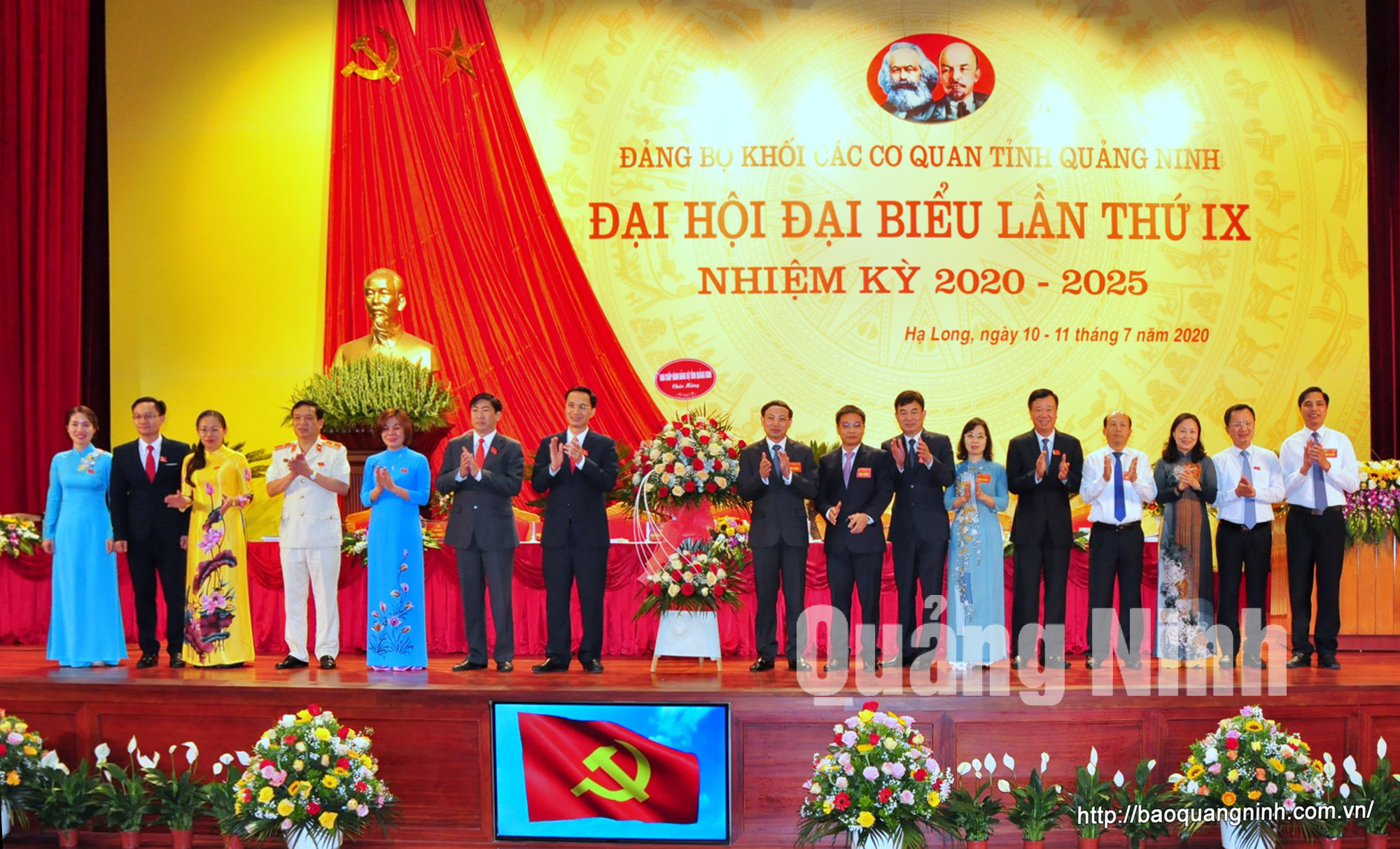 Các đồng chí lãnh đạo tỉnh tặng hoa chúc mừng đại hội (7-2020). Ảnh: Minh Hà