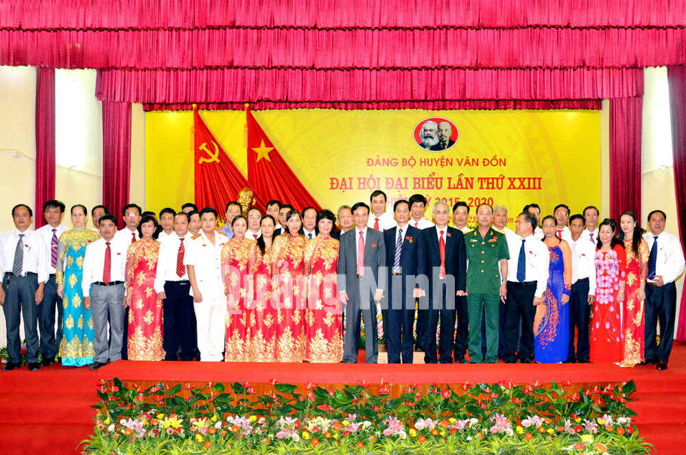 Các đồng chí trong BCH Đảng bộ huyện Vân Đồn khóa mới ra mắt Đại hội