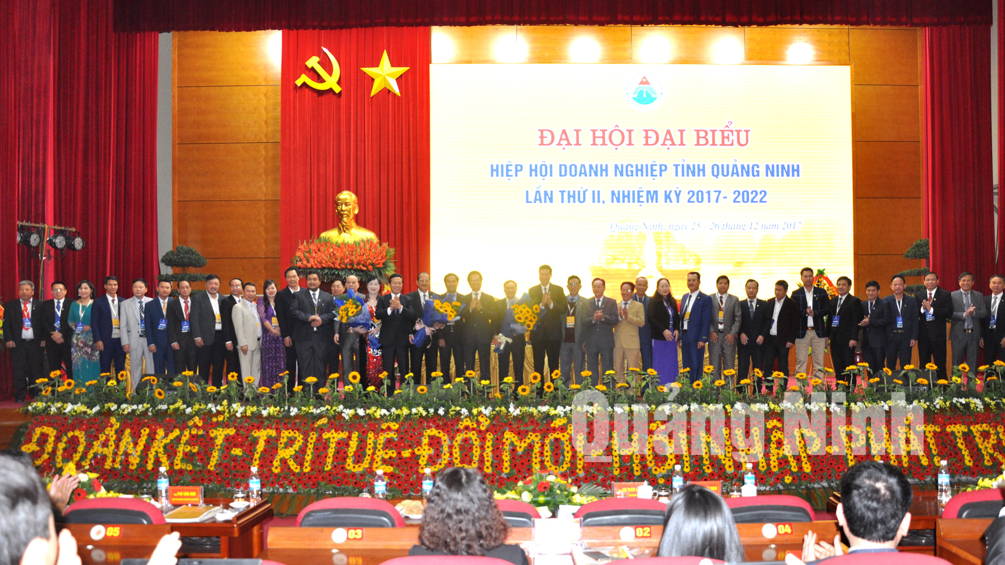 Các đồng chí lãnh đạo tỉnh, lãnh đạo VCCI Việt Nam tặng hoa chúc mừng BCH Hiệp hội doanh nghiệp tỉnh khóa mới ra mắt.