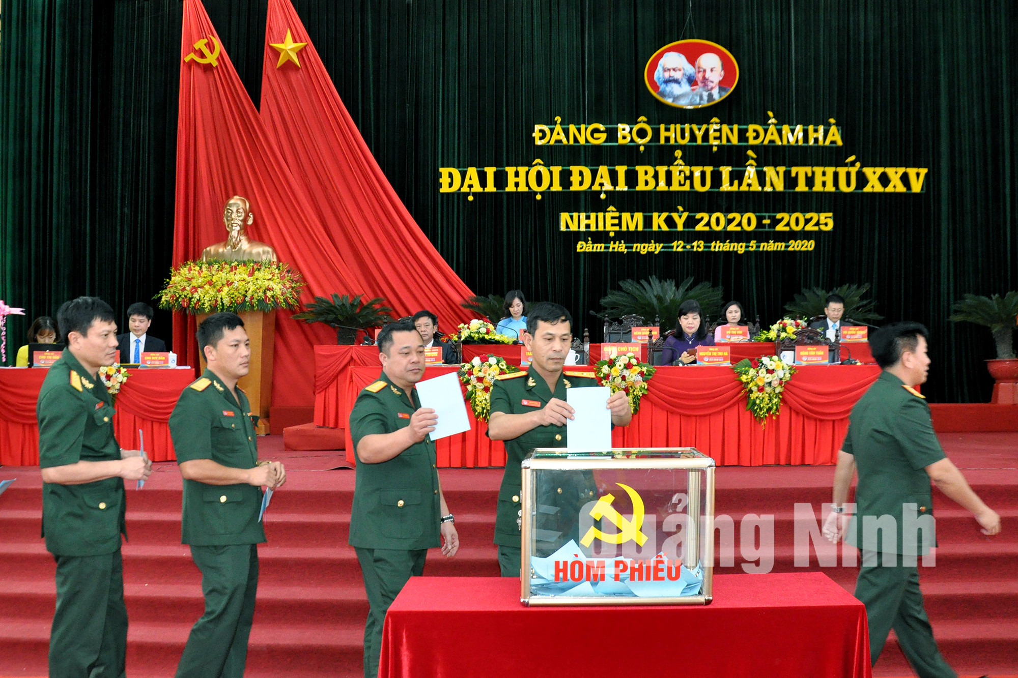 Các đại biểu bỏ phiếu bầu trực tiếp Bí thư Huyện ủy tại Đại hội (5-2020). Ảnh: Hữu Việt
