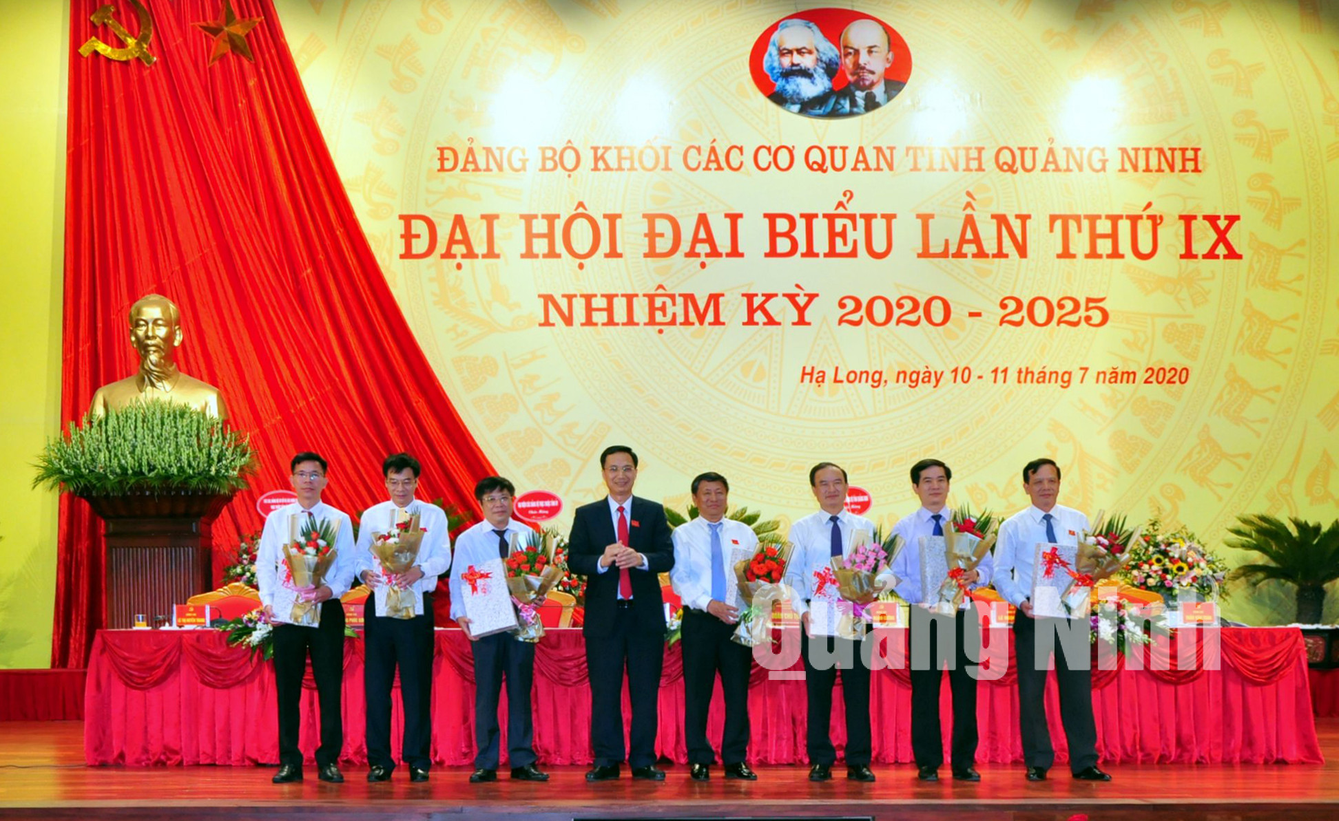 Bí thư Đảng ủy Khối các cơ quan tỉnh Nguyễn Mạnh Cường tặng hoa chia tay các đồng chí thôi không tham gia Ban Chấp hành khóa mới (7-2020). Ảnh: Minh Hà