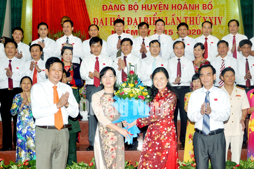 Đồng chí Đỗ Thị Hoàng, Phó Bí thư Thường trực Tỉnh ủy, Trưởng đoàn ĐBQH tỉnh tặng hoa chúc mừng BCH Đảng bộ huyện Hoành Bồ khoá XXIV, nhiệm kỳ 2015-2020.