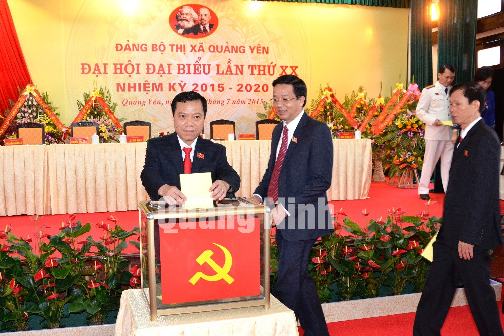 Các đại biểu bỏ phiếu bầu BCH Đảng bộ Thị xã Quảng Yên nhiệm kỳ 2015-2020.
