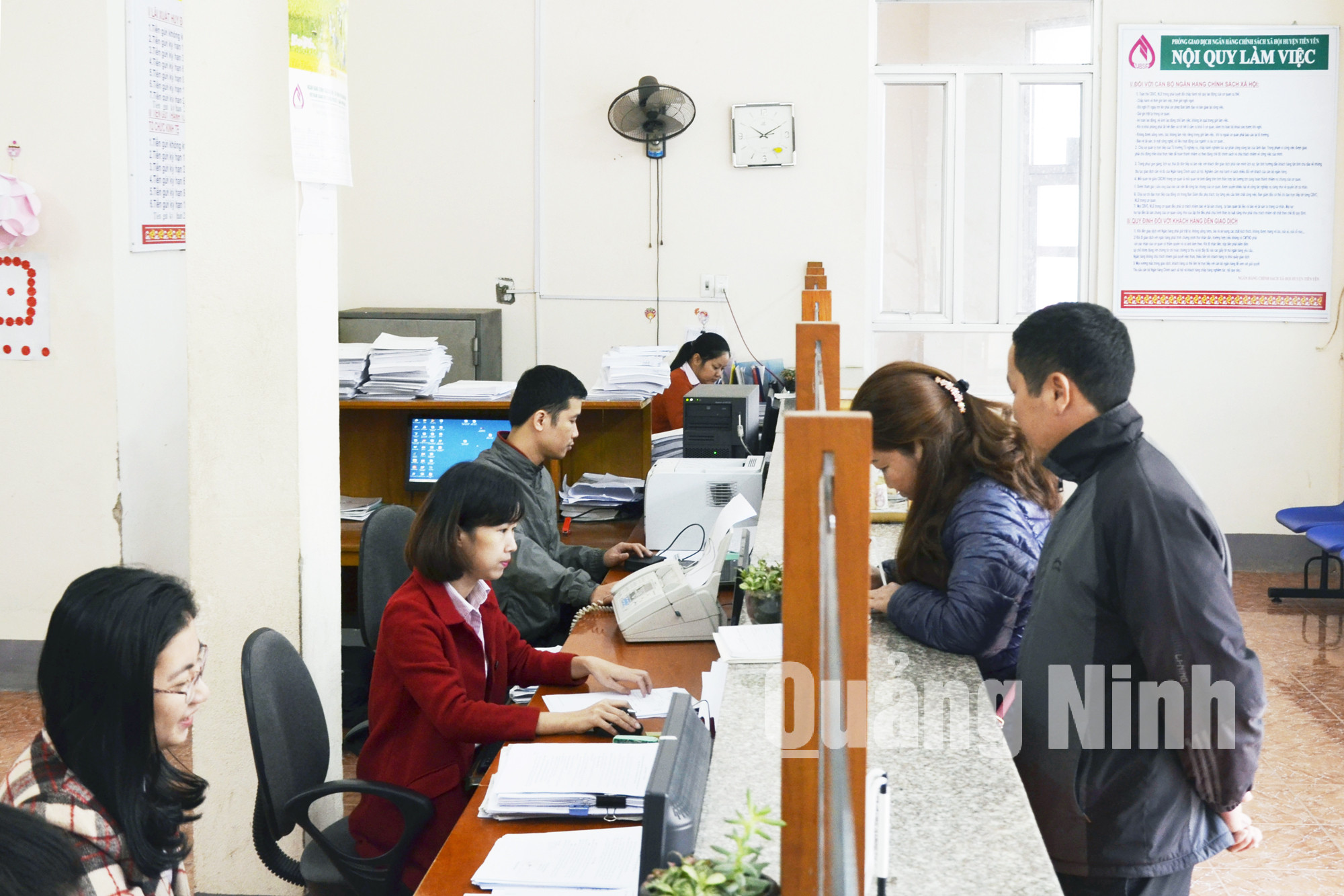 Cán bộ Ngân hàng CSXH Chi nhánh huyện Tiên Yên làm thủ tục giải ngân vốn vay cho người dân. Ảnh Phương Thúy