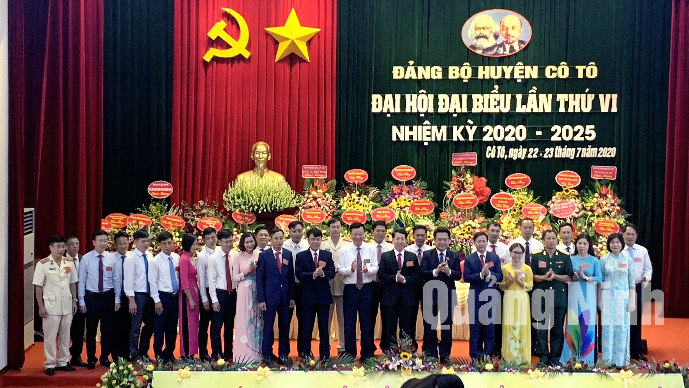 Các đồng chí lãnh đạo tỉnh tặng hoa chúc mừng BCH Đảng bộ huyện Cô Tô khóa VI, nhiệm kỳ 2020 - 2025 (7-2020). Ảnh: Hoàng Phương (Trung tâm TTVH Cô Tô)