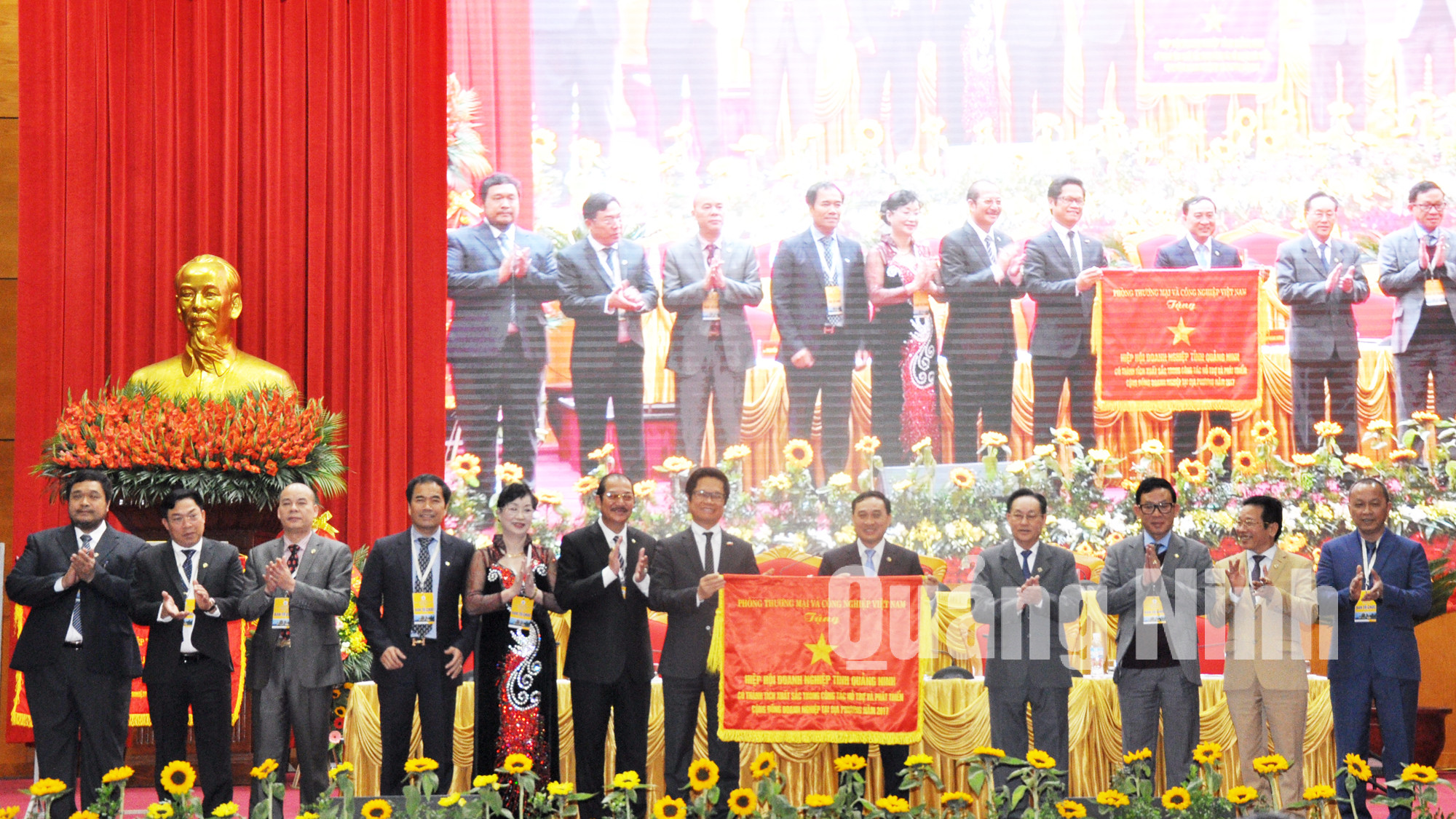 Lãnh đạo tỉnh và VCCI Việt Nam trao tặng cờ...