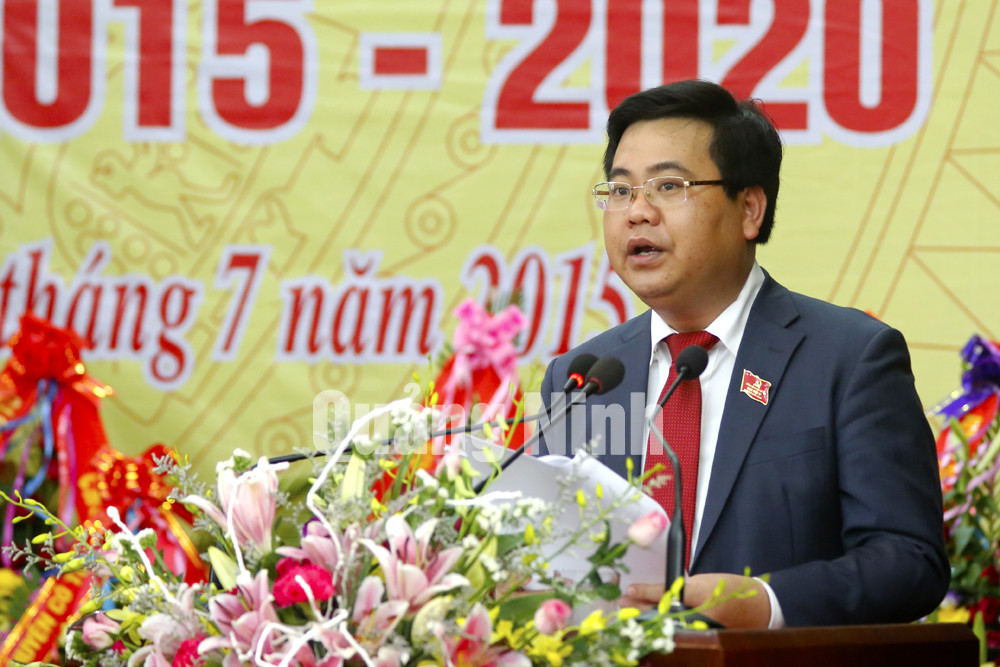 Đồng chí Hoàng Bá Nam, Bí thư huyện ủy, Chủ tịch UBND huyện, trình bày báo cáo chính trị tại Đại hội