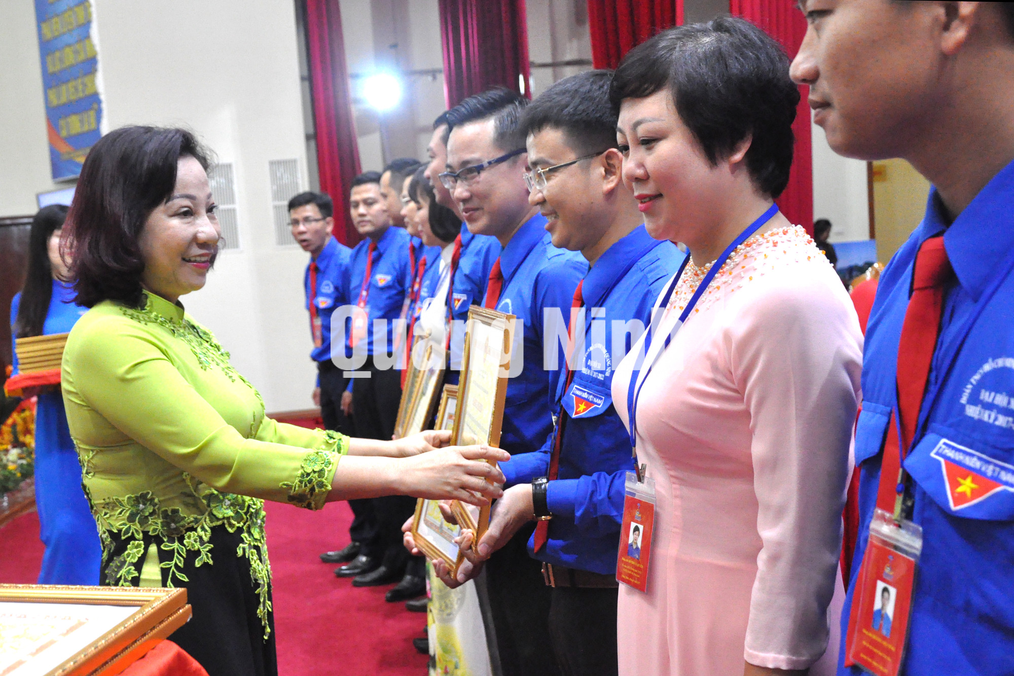 Đồng chí Vũ Thị Thu Thuỷ, Phó Chủ tịch UBND tỉnh, trao bằng khen của UBND tỉnh cho các tập thể, cá nhân có thành tích xuất sắc.
