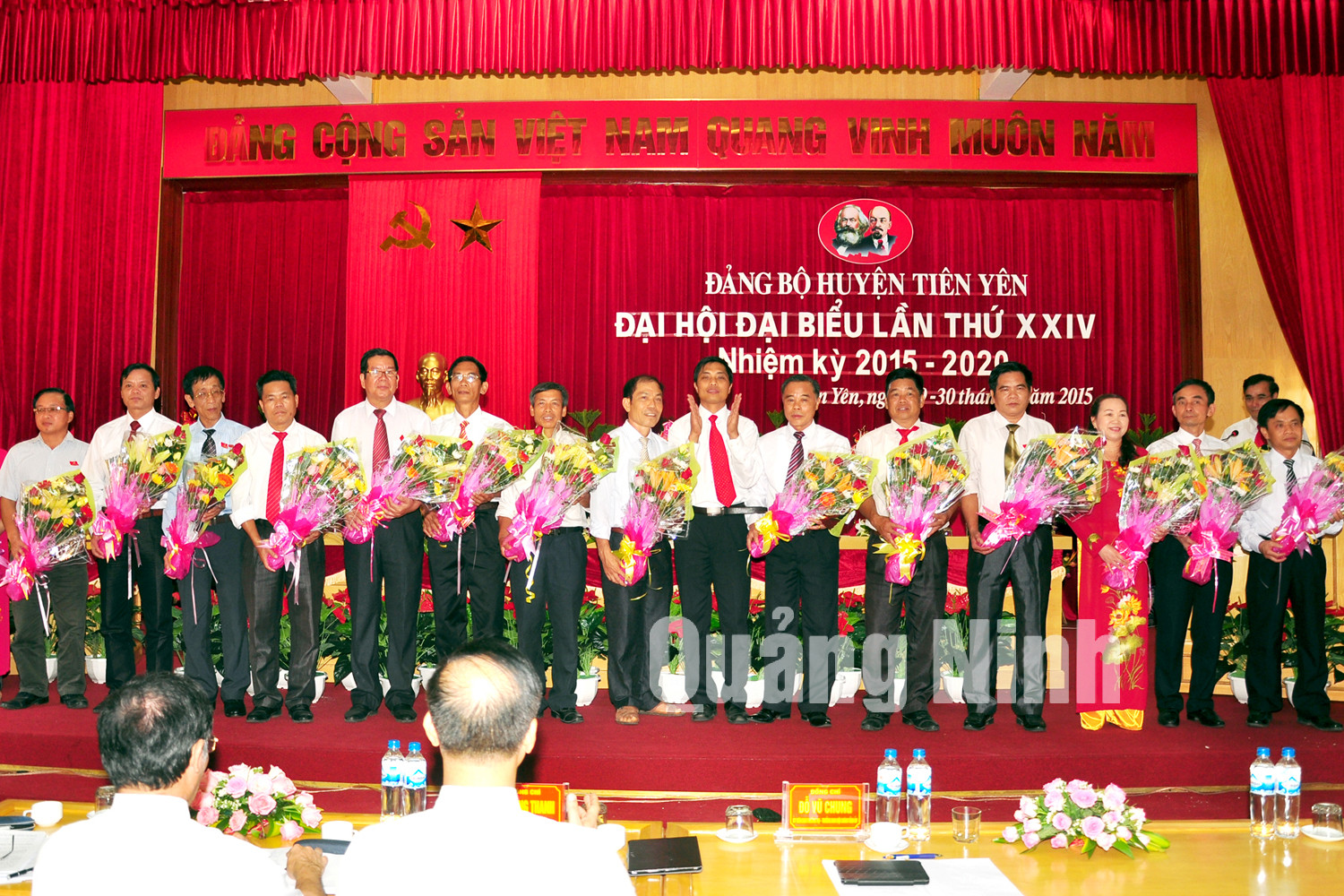 Đồng chí Vũ Văn Diện, Bí thư Huyện ủy, Chủ tịch UBND huyện Tiên Yên tặng hoa chia tay các đồng chí không tham gia Ban Chấp hành Đảng bộ huyện nhiệm kỳ 2015-2020