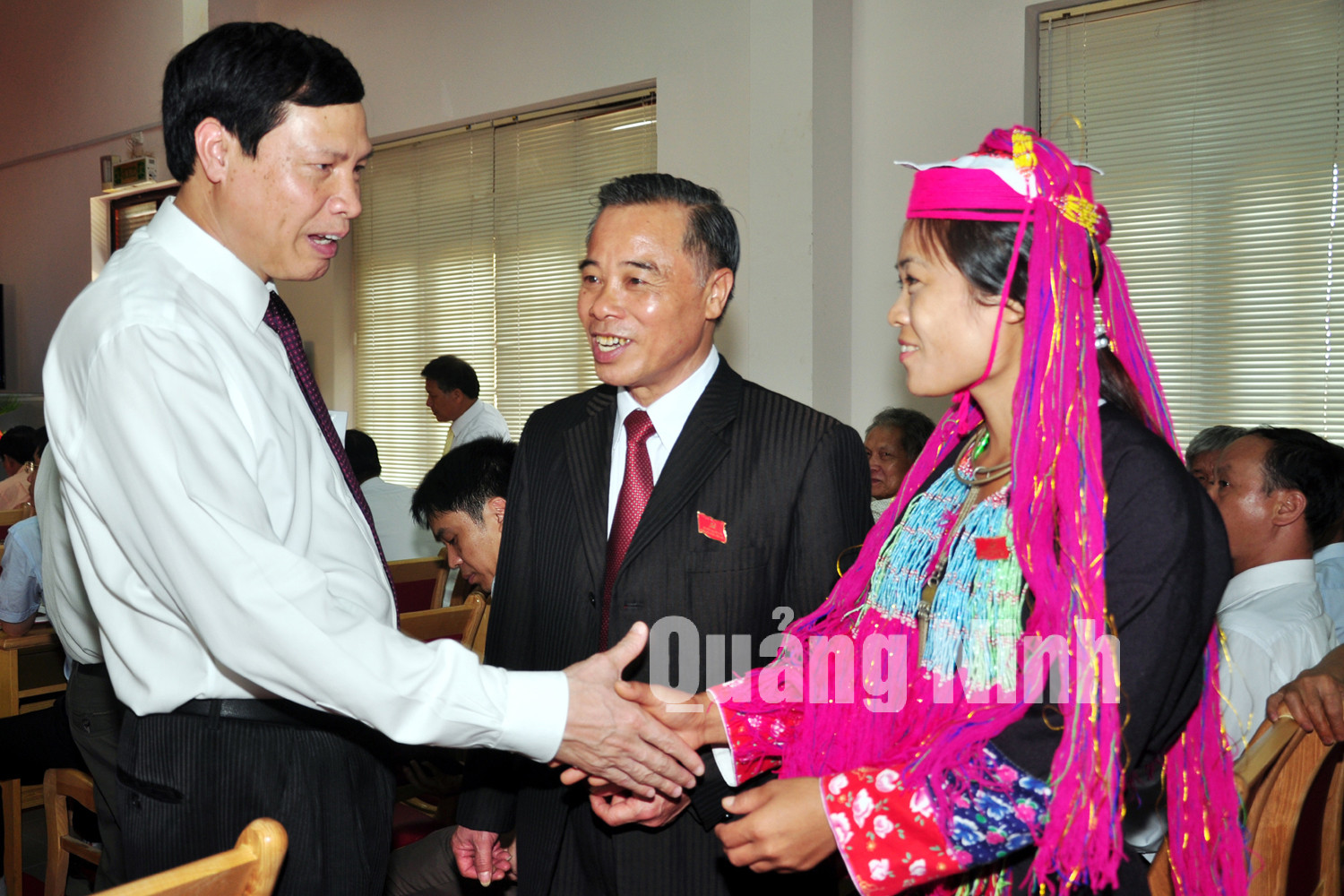 Đồng chí Nguyễn Đức Long, Phó Bí thư Tỉnh ủy, Chủ tịch UBND tỉnh trò chuyện với các đại biểu