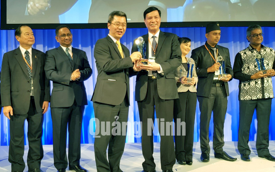 Tỉnh Quảng Ninh nhận giải thưởng ASOCIO dành cho Chính quyền số xuất sắc tại Nhật Bản, tháng 11-2018