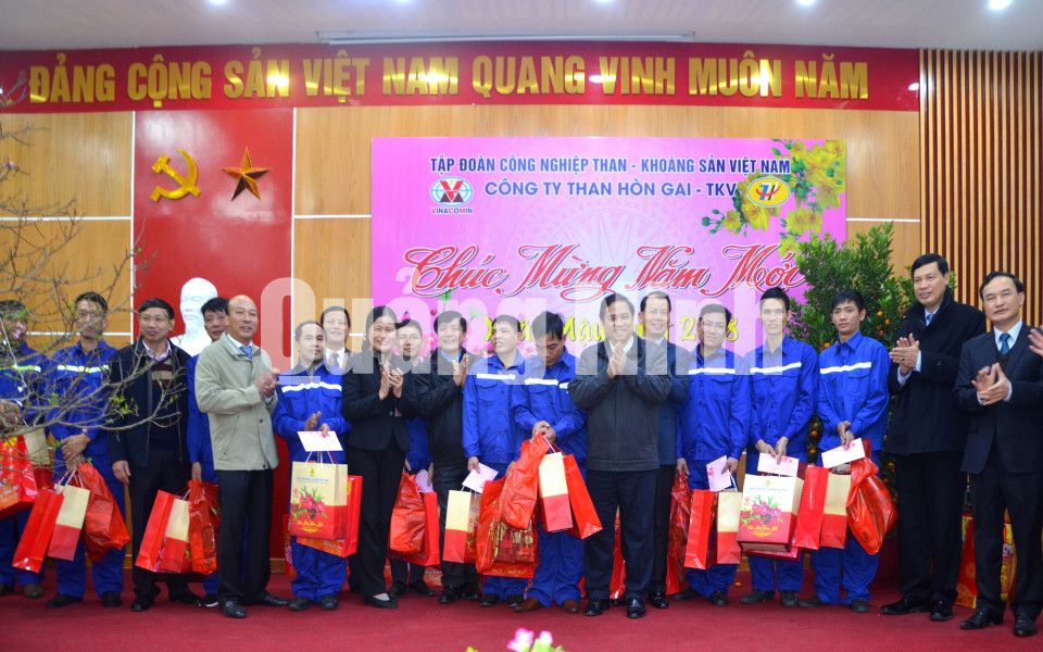 Trưởng Ban Tổ chức T.Ư Phạm Minh Chính tiễn chân thợ lò ngành Than về quê ăn Tết, tháng 2-2018