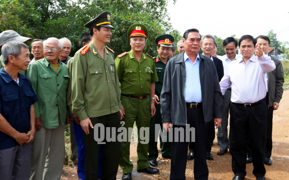 Đồng chí Lê Hồng Anh, Ủy viên Bộ Chính trị, Thường trực Ban Bí thư thăm và làm việc tại Quảng Ninh, tháng 10-2013