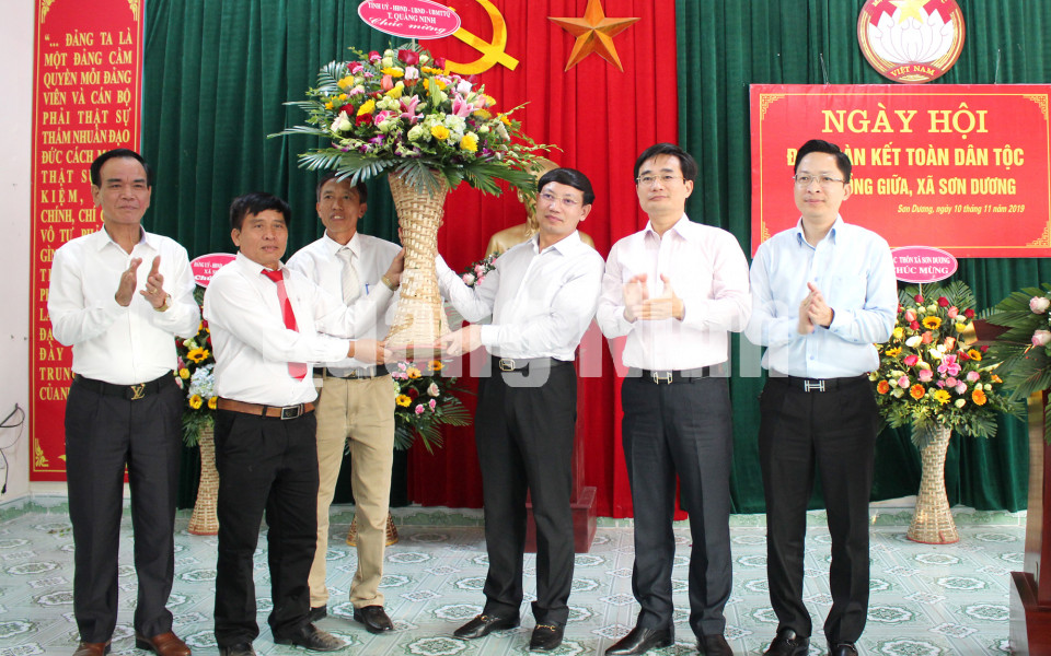 Bí thư Tỉnh ủy Nguyễn Xuân Ký dự Ngày hội Đại đoàn kết toàn dân tại thôn Đồng Giữa (huyện Hoành Bồ), tháng 11-2019