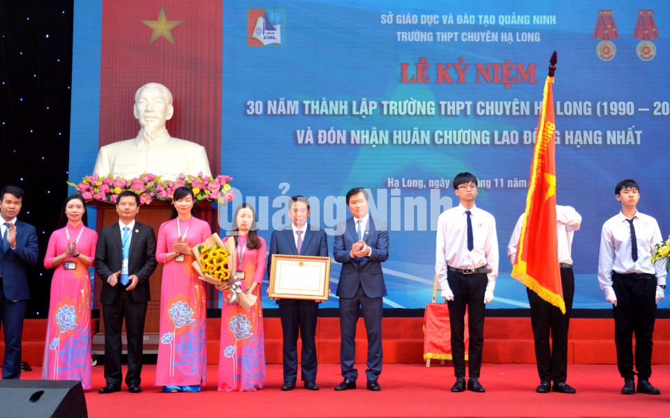 Trường THPT Chuyên Hạ Long kỷ niệm 30 năm thành lập, đón nhận Huân chương Lao động hạng Nhất, tháng 11-2020