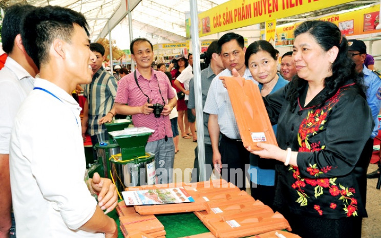 Phó Chủ tịch Quốc hội Tòng Thị Phóng tham quan Hội chợ OCOP Quảng Ninh, tháng 4-2015