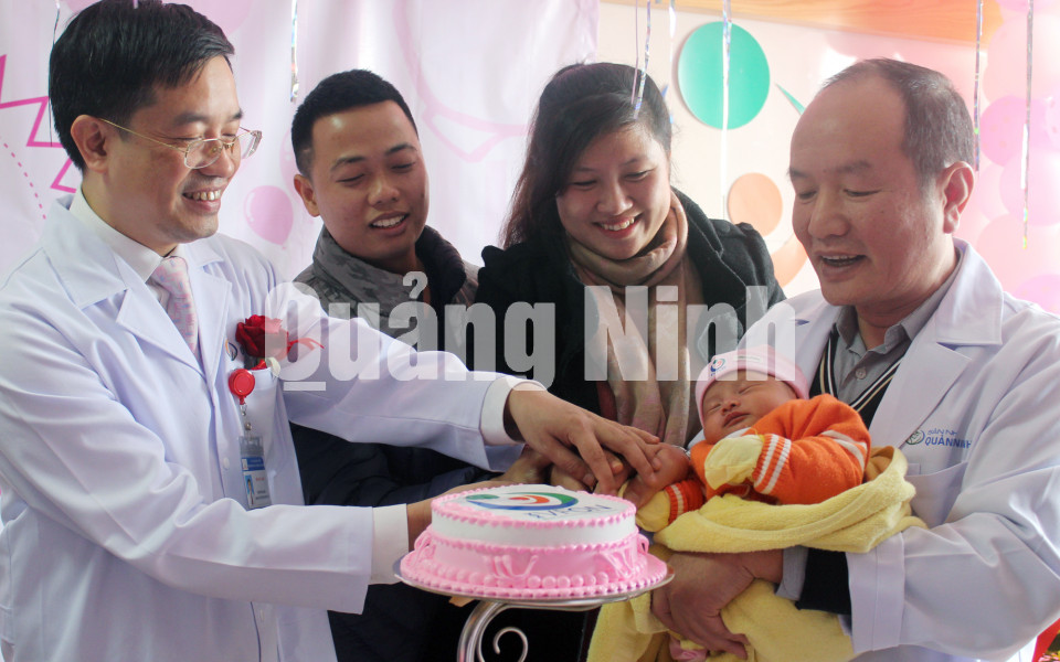 Em bé đầu tiên ra đời bằng phương pháp thụ tinh trong ống nghiệm tại Quảng Ninh, tháng 12-2017