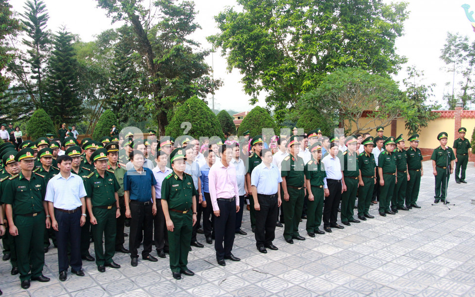 Trưởng Ban Tổ chức Trung ương Phạm Minh Chính dâng hương tại Đài tưởng niệm các anh hùng liệt sĩ Pò Hèn, tháng 7-2019