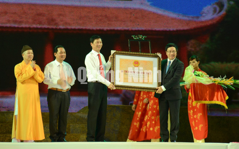 Đón nhận Bằng xếp hạng Di tích Quốc gia đặc biệt cho Khu di tích lịch sử nhà Trần tại Đông Triều, tháng 9-2014