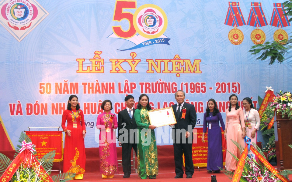 Trường THPT Hoàng Quốc Việt đón nhận Huân chương Lao động hạng Nhất, tháng 11-2015