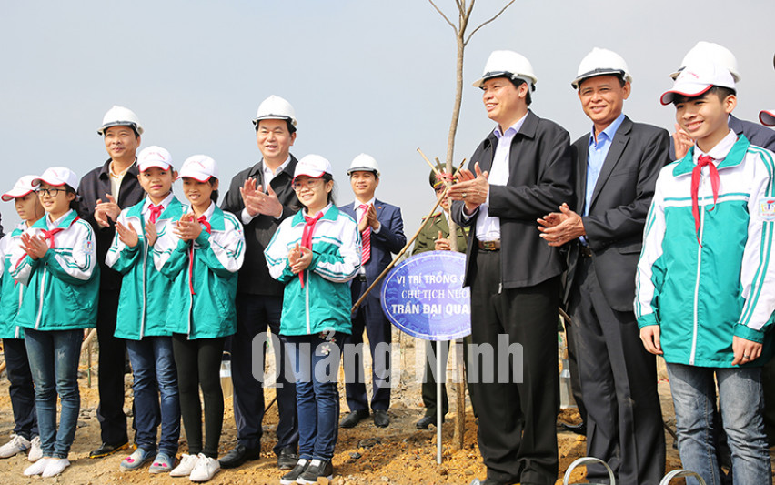 Chủ tịch nước dự khai xuân ngày làm việc đầu năm Đinh Dậu với cán bộ, công chức tỉnh Quảng Ninh và phát động "Tết trồng cây đời đời nhớ ơn Bác Hồ" Tết Đinh Dậu 2017