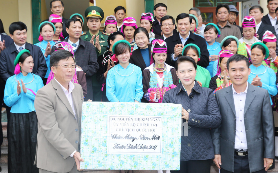 Chủ tịch Quốc hội Nguyễn Thị Kim Ngân thăm, tặng quà quân và dân các xã biên giới Hải Hà, Móng Cái, tháng 1-2017