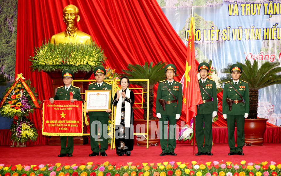 Đón nhận danh hiệu Anh hùng LLVTND cho LLVT tỉnh và liệt sỹ Vũ Văn Hiếu, tháng 12-2015