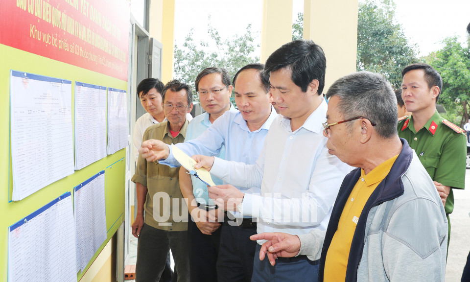Chủ tịch UBND tỉnh Nguyễn Tường Văn kiểm tra công tác chuẩn bị bầu cử tại TP Móng Cái, tháng 4-2021