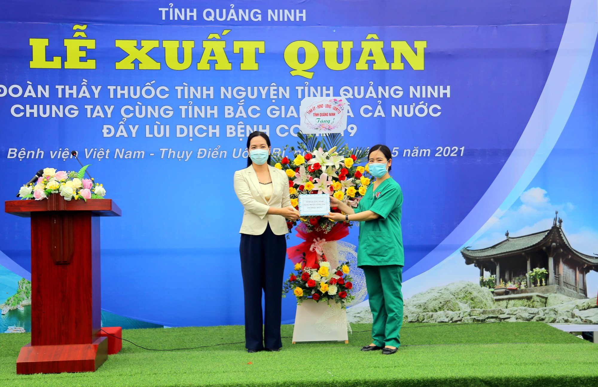 Tỉnh uỷ, HĐND, UBND, Uỷ ban MTTQ tỉnh hỗ trợ đoàn thầy thuốc tình nguyện 200 triệu đồng.