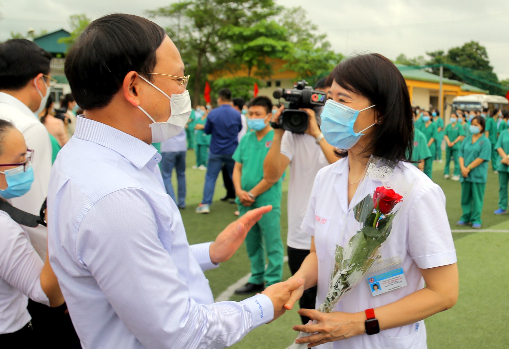 Trước lễ xuất quân của đoàn thầy thuốc tình nguyện, đích thân đồng chí Bí thư Tỉnh uỷ, Chủ tịch HĐND tỉnh Nguyễn Xuân Ký đã đến phát biểu, tặng hoa động viên và tiễn đoàn lên đường làm nhiệm vụ.