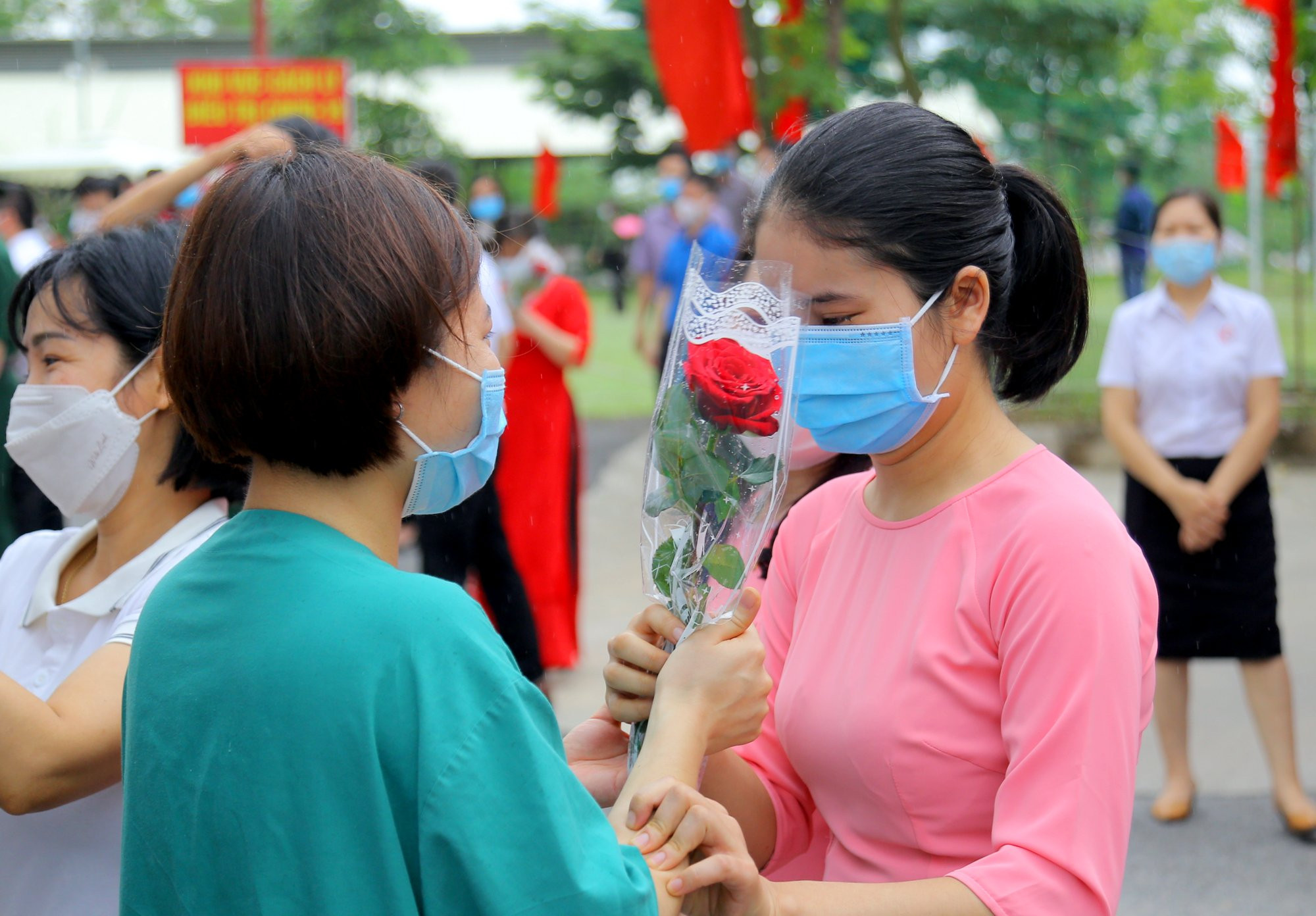 Những bông hoa hồng đỏ thắm được các y bác sĩ vào tuyến đầu trao lại cho bạn mình ở lại, như một lời hứa sẽ quyết tâm