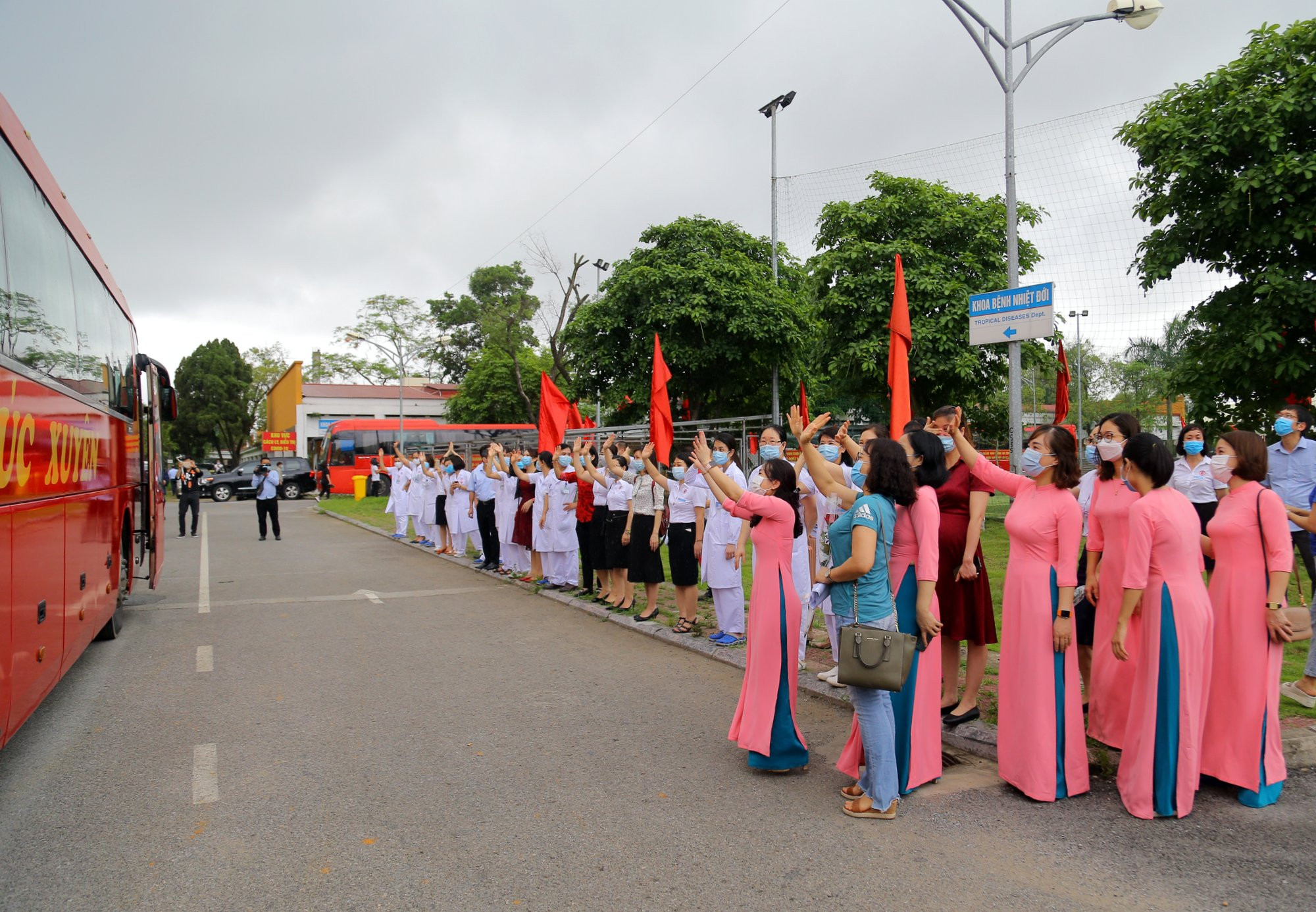 vô cùng ý nghĩa của các thầy thuốc tỉnh Quảng Ninh, khẳng định vai trò, trách nhiệm của một địa phương tuyến đầu với công tác phòng dịch của cả nước.