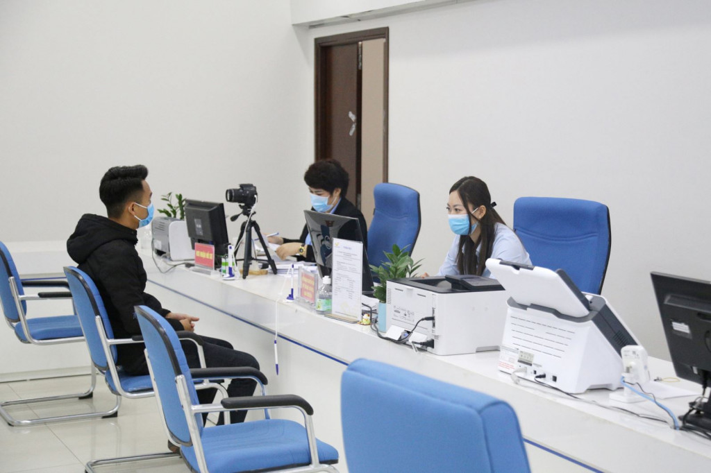 Cán bộ Trung tâm Phục vụ hành chính công tỉnh tiếp nhận hồ sơ TTHC của công dân.