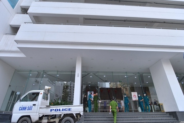 Tòa nhà Center Point ở địa chỉ 27 Lê Văn Lương, nơi ông Nguyễn Văn Thanh sinh sống được phong tỏa tạm thời vào chiều 12/5 để phòng, chống dịch. (Ảnh: Thành Trung).