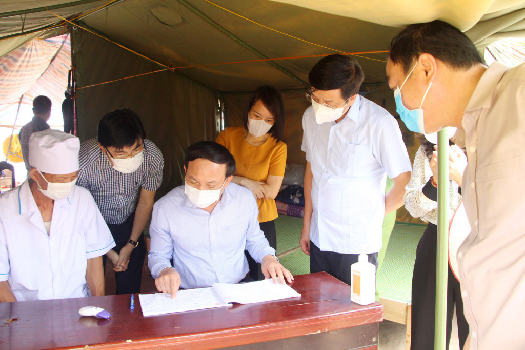 Đoàn công tác kiểm tra tại chốt kiểm soát dịch Covid-19 trên tỉnh lộ 330 (xã Lương Mông, huyện Ba Chẽ)