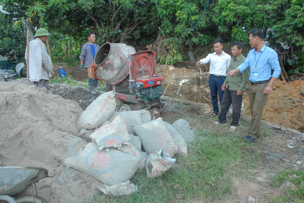 Ủy ban MTTQ xã Quảng Thành (huyện Hải Hà) tham gia giám sát thi công công trình mương thoát nước tại khu dân cư. Ảnh: Hoàng Giang