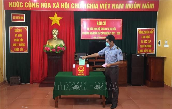 Cử tri đang làm nhiệm vụ ở huyện đảo Trường Sa bỏ phiếu bầu. Ảnh TTXVN phát