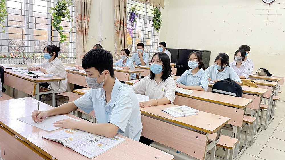 Học sinh khối 9, Trường THCS Thị trấn Cái Rồng, huyện Vân Đồn, ôn luyện, chuẩn bị cho kỳ thi tuyển sinh vào lớp 10, tháng 5/2021.