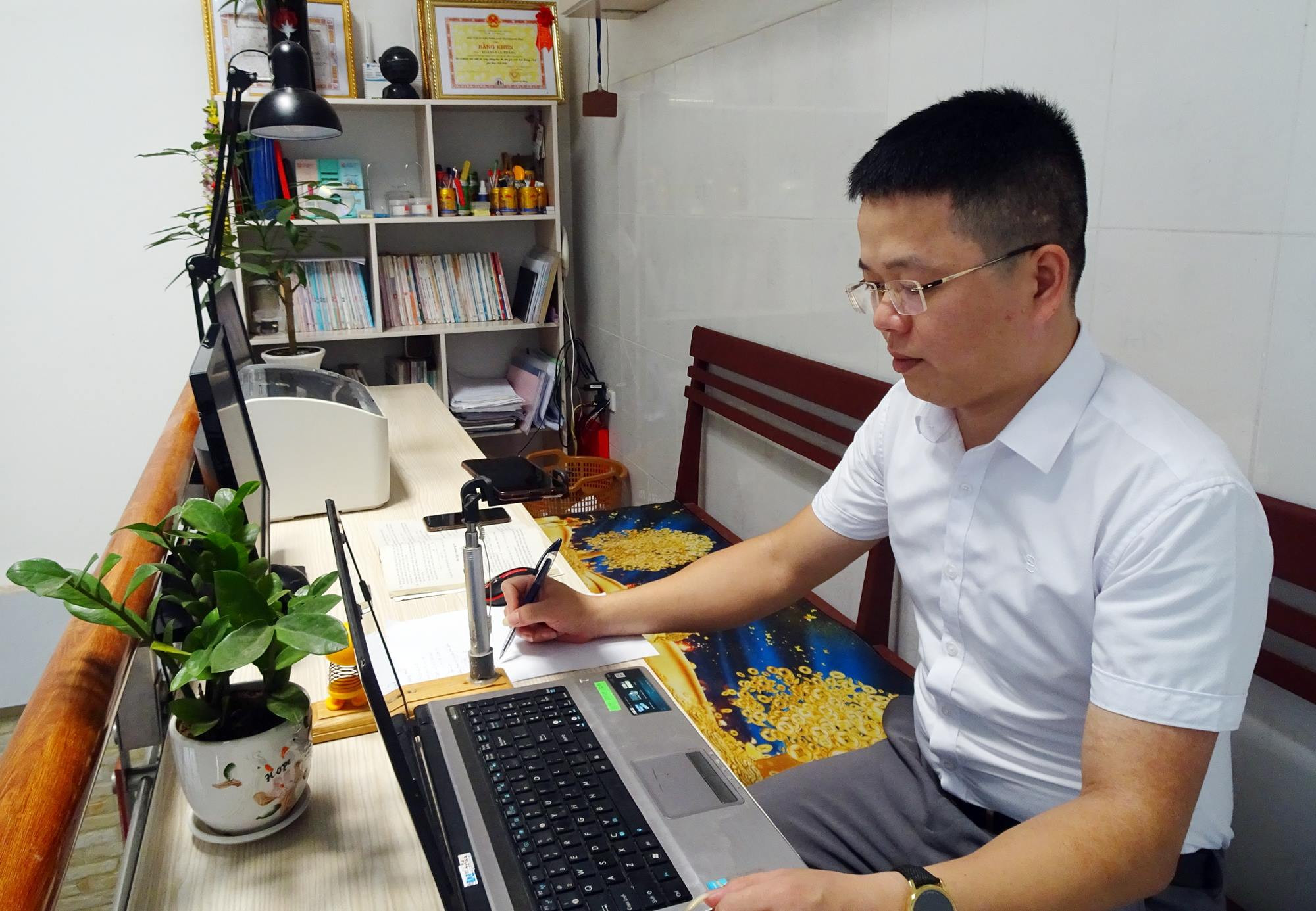 Thầy giáo Hoàng Văn Thắng tích cực nghiên cứu đổi mới phương pháp dạy học online.