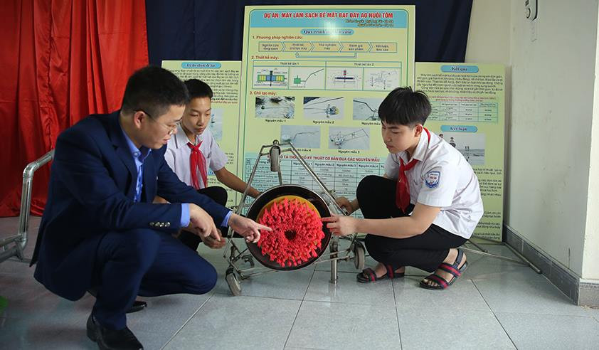 Thầy Hoàng Văn Thắng tận tình hướng dẫn các em học sinh thực hiện các dự án, đề tài nghiên cứu khoa học.