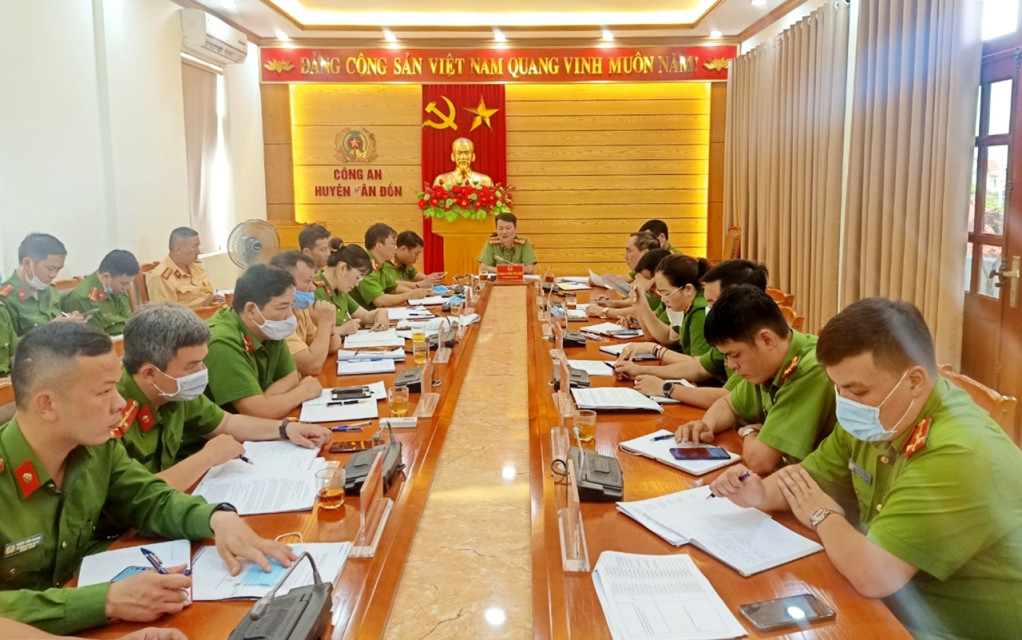 Một buổi giao ban tuần của Công an huyện Vân Đồn.