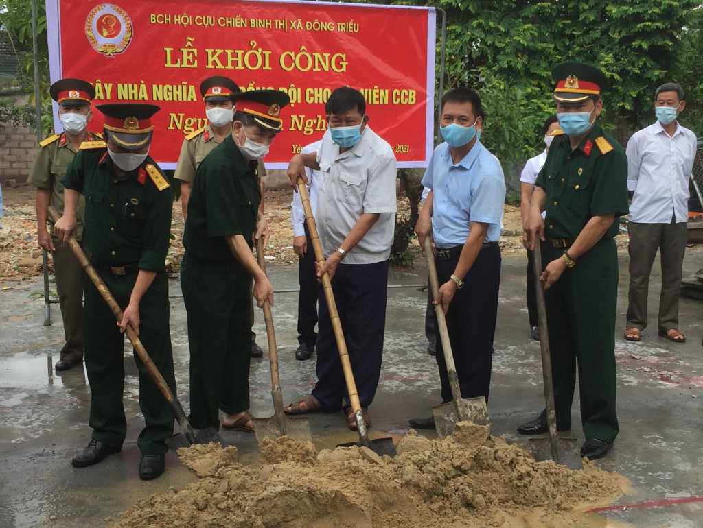 Hội CCB TX Đông Triều cùng đại diện chính quyền phường Yên Thọ khởi công xây nhà đồng đội.