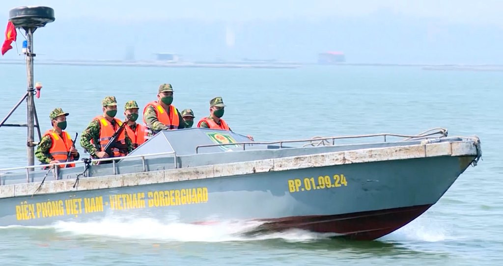Cán bộ chiến sĩ Đồn BP Trà Cổ tăng cường tuần tra kiểm soát biển để phòng chống dịch bệnh Covid-19 vào địa bàn.