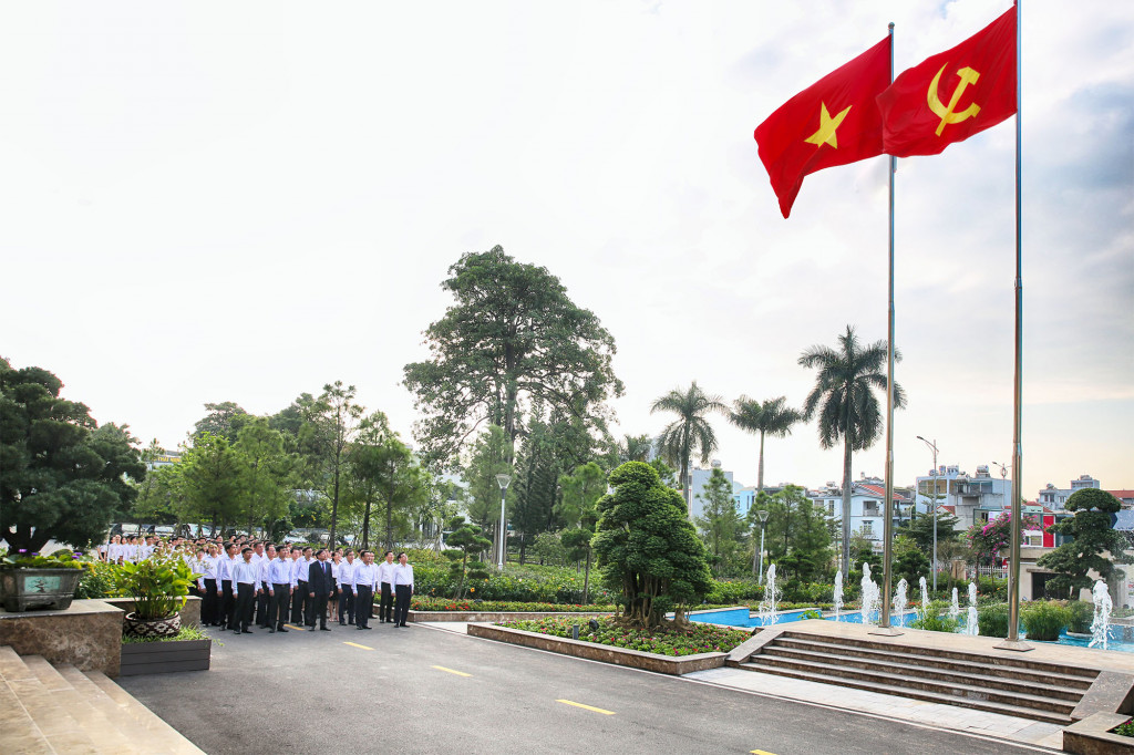 Quang cảnh buổi chào cờ đầu tuần tại trụ sở Tỉnh ủy. Ảnh: Hùng Sơn