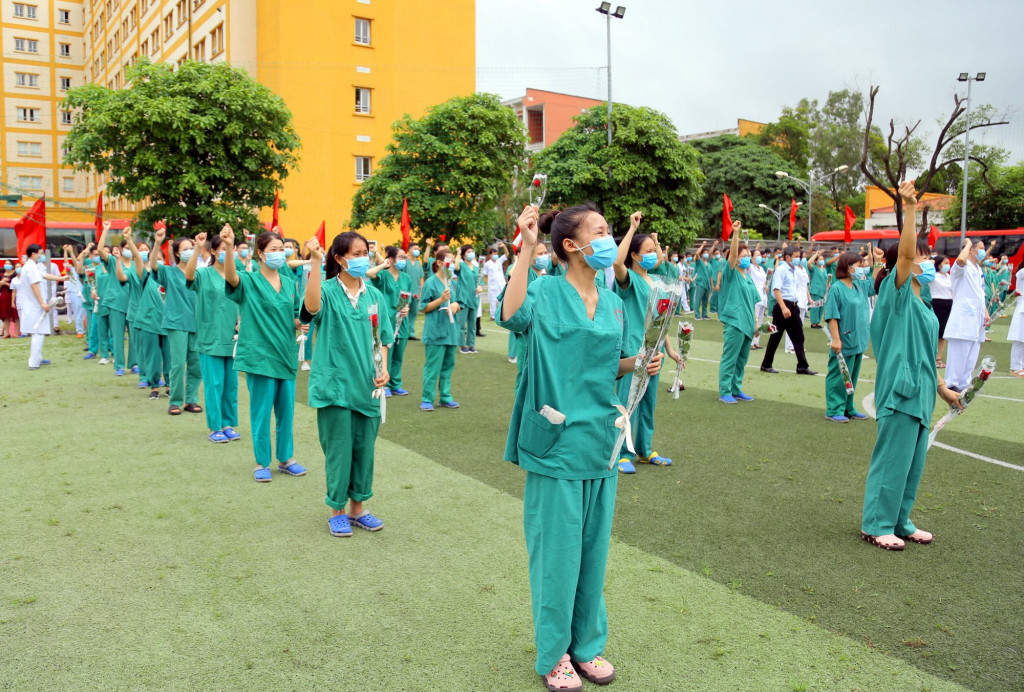 Quang cảnh lễ xuất quân của đoàn thầy thuốc tình nguyện Quảng Ninh lên đường hỗ trợ tỉnh Bắc Giang phòng, chống dịch Covid-19, ngày 15/5/2021. Ảnh: Minh Hà