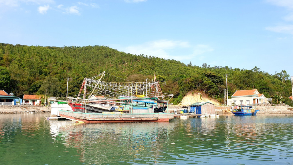 Nuôi trồng và đánh bắt hải sản ở xã đảo Thắng Lợi, huyện Vân Đồn.